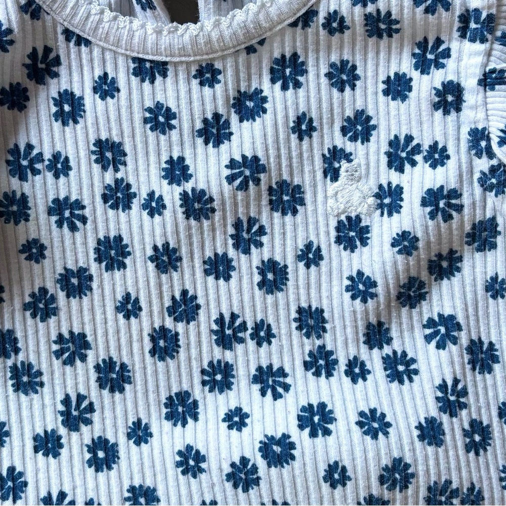 GAP BABY Ribbed Dainty Floral Keyhole Button Ruffle Flutter Sleeve Bodysuit - Picture 3 of 11
